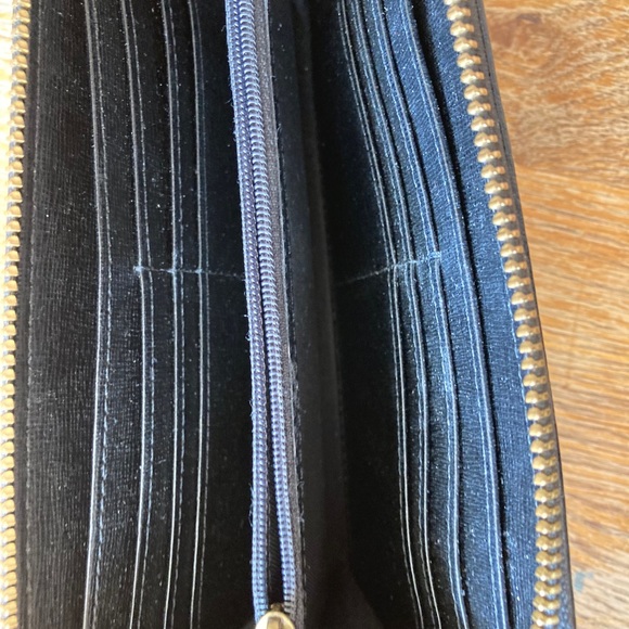 Fossil Zip Around Wallet (Matching tote available) - Picture 4 of 7
